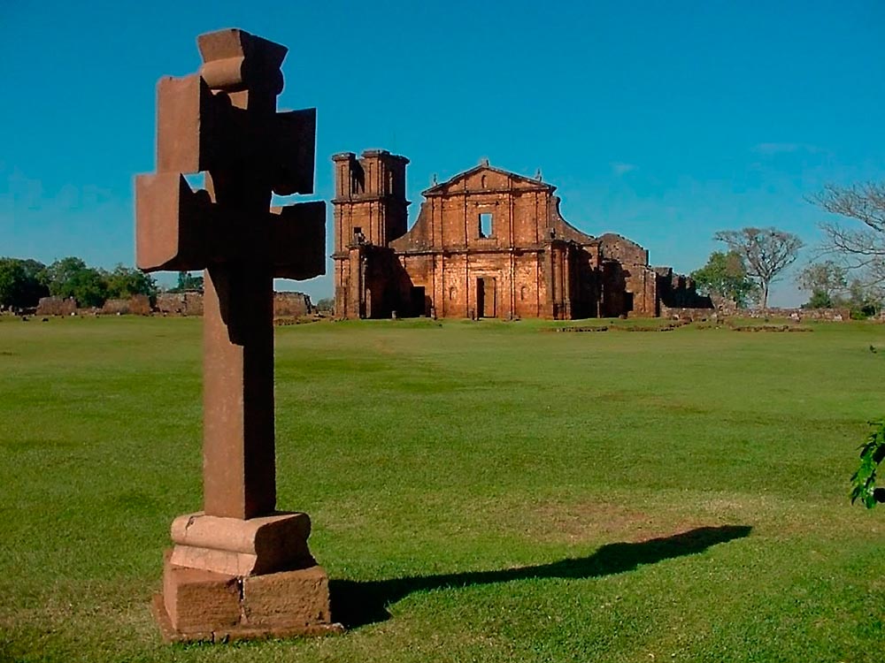 A Cruz Jesuítica e as ruínas de São Miguel das Missões ao fundo – Foto: Silnei L Andrade/Mochileiros.com