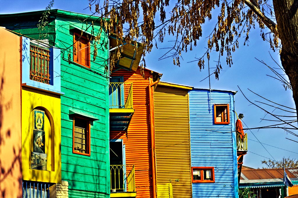 Conhecer os edifícios coloridos do Caminito é uma das opções do que fazer em Buenos Aires