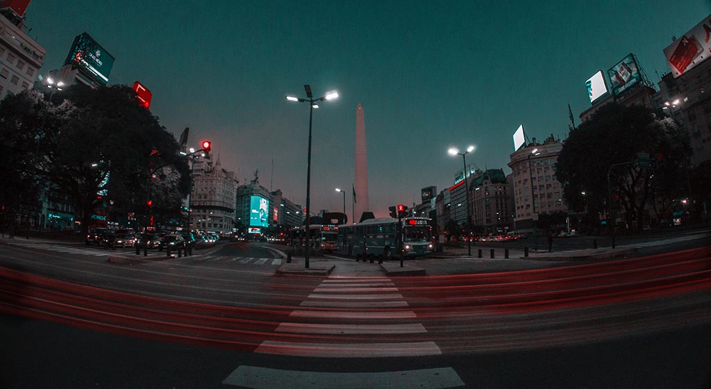 A larga avenida com o Obelisco ao fundo | Foto: Matias Wong/Unsplash