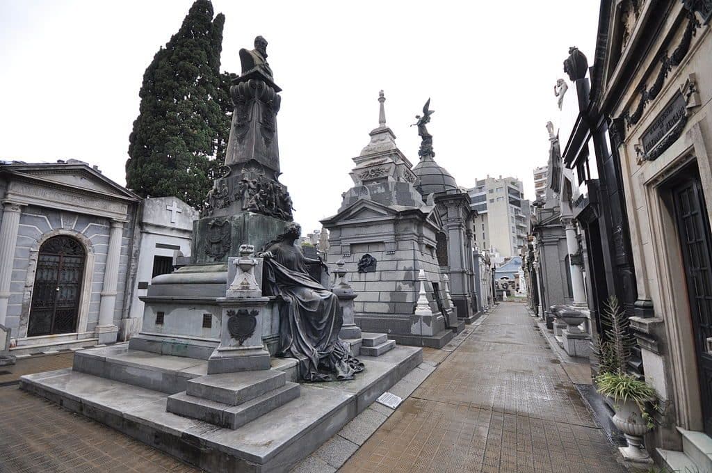 Visitar o cemitério de La Recoleta é uma das opções do que fazer em Buenos Aires