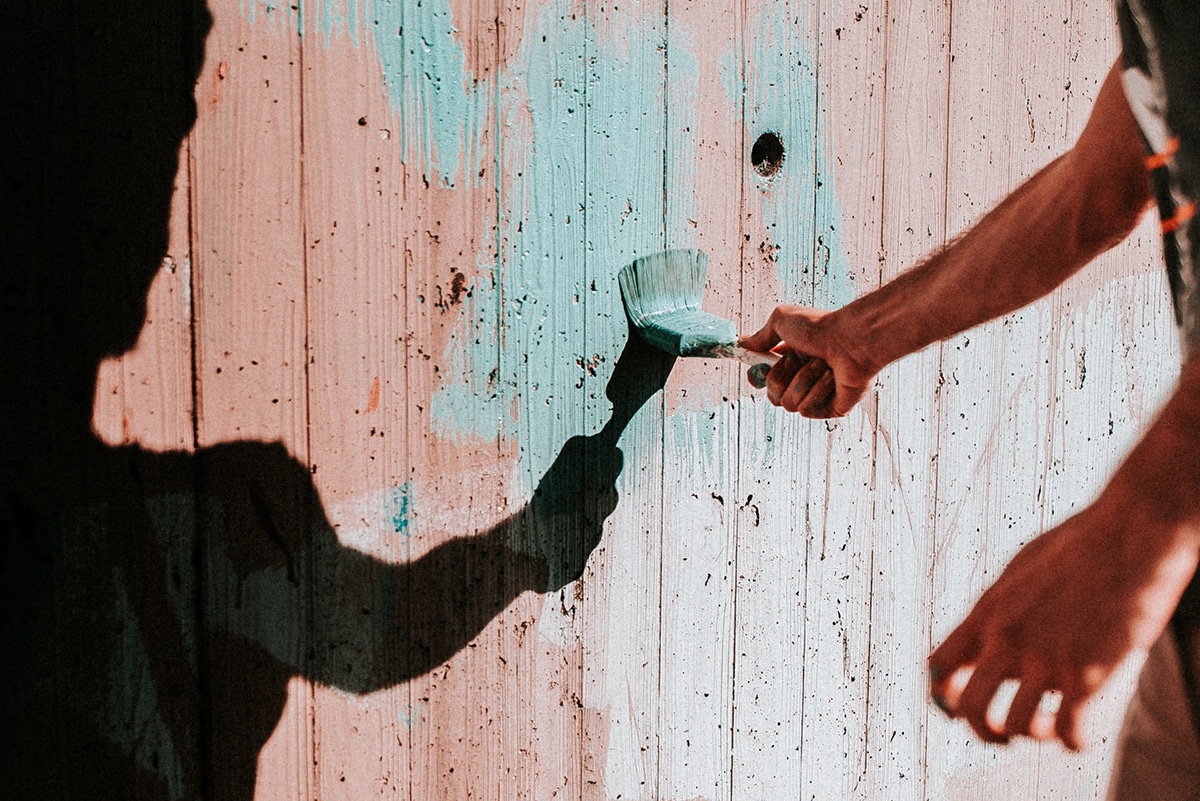 trabalho voluntario pintura daniel chekalov unsplash