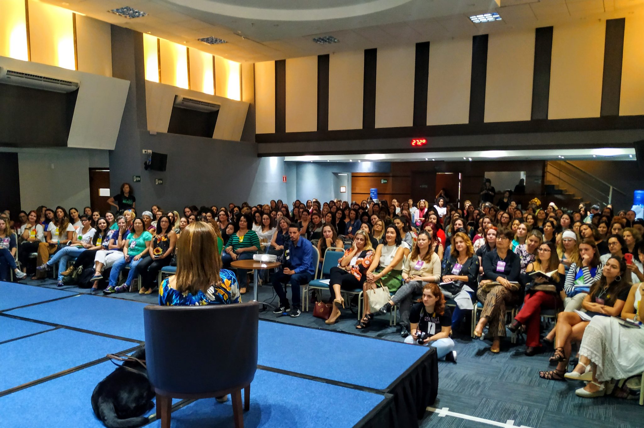 Mellina Hernandez e cao guia Hilary scaled