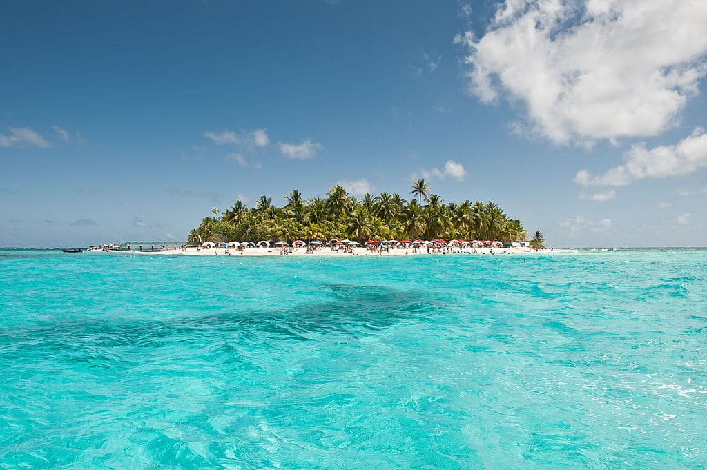 Johnny Cay, uma das mais belas enseadas do arquipélago de San Andrés e Providencia na Colômbia - Foto: Mario Carvajal / Wikimedia Commons