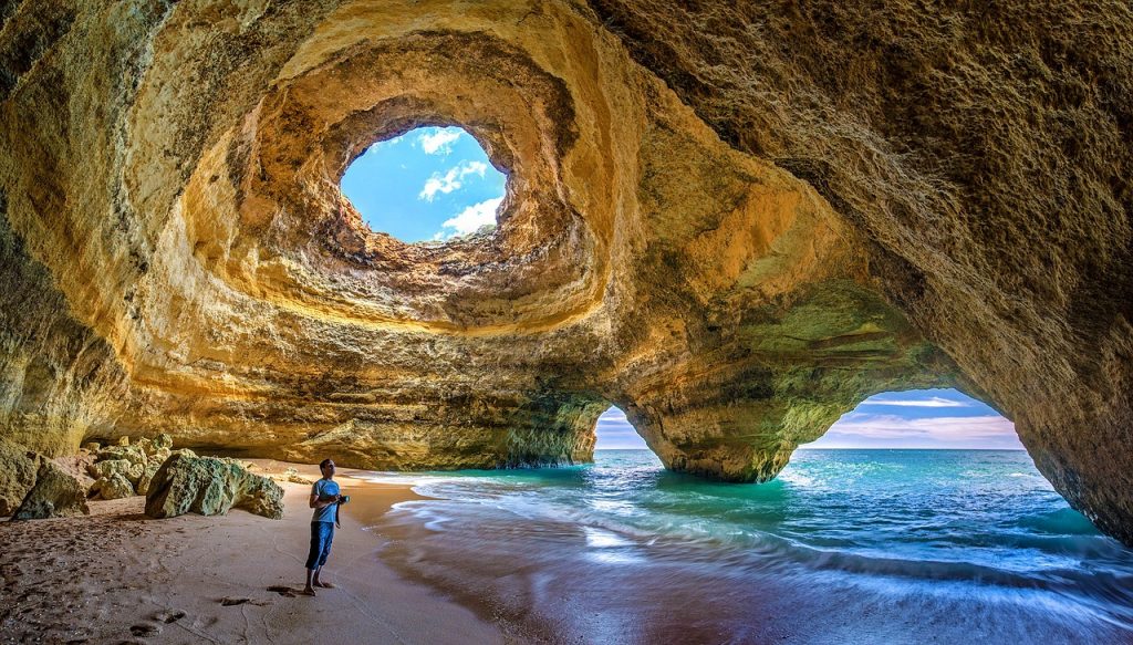 Algar de Benagil em Algarve, Portugal