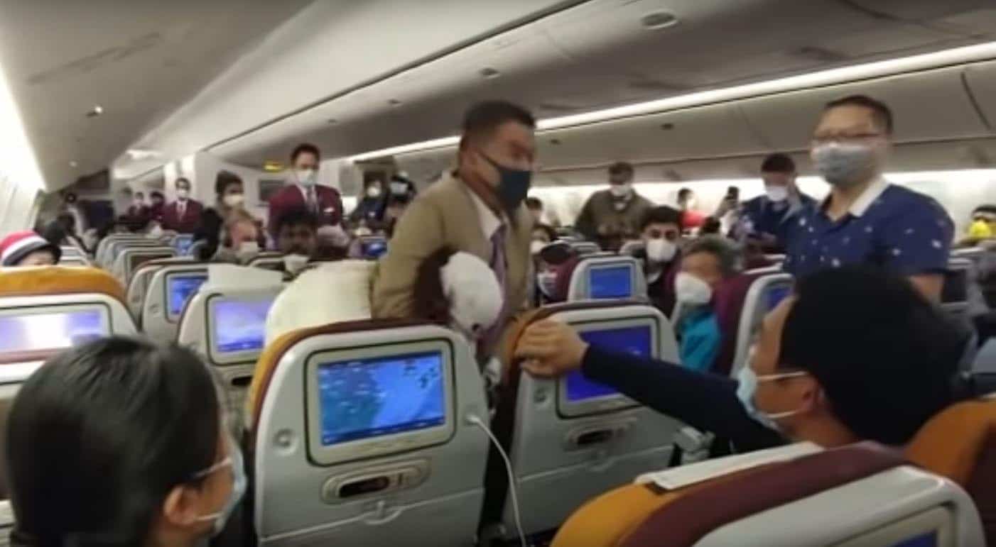 Passageira recebendo golpe mata-leão de comissário de bordo na China - Foto: