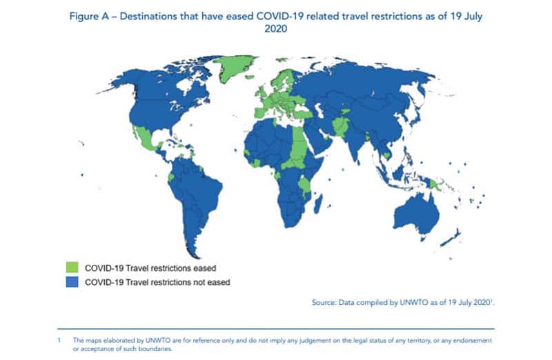 Em verde, os destinos que diminuíram as restrições de viagem; em azul os que não tiveram as restrições diminuídas até a conclusão do relatório da OMT | Foto: Reprodução/"Covid-19 related travel restrictions a global review for tourism" - OMT.