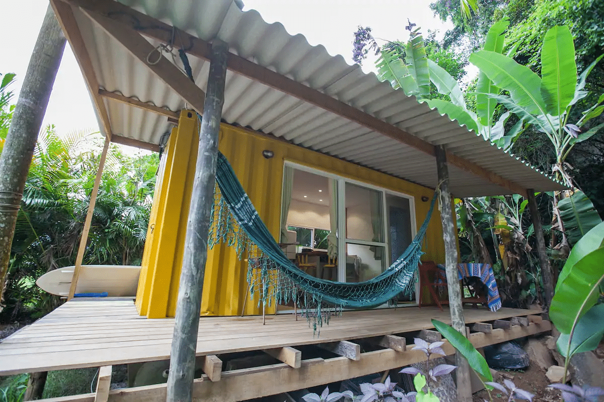 Airbnb: 7 refúgios rodeados pela natureza em SP 3 Casa Container em Ubatuba-SP