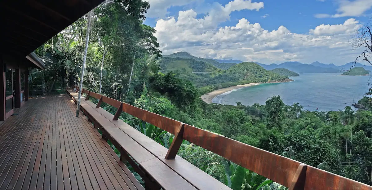 Airbnb em Ubatuba - Casa com deck panorâmico na Praia do Félix