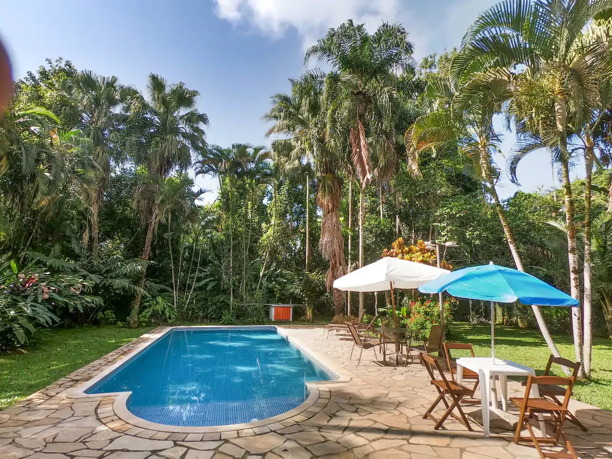Airbnb em Ubatuba: 20 casas espetaculares até R$ 200 por pessoa 8 Airbnb em Ubatuba - Casa com piscina em Itamambuca