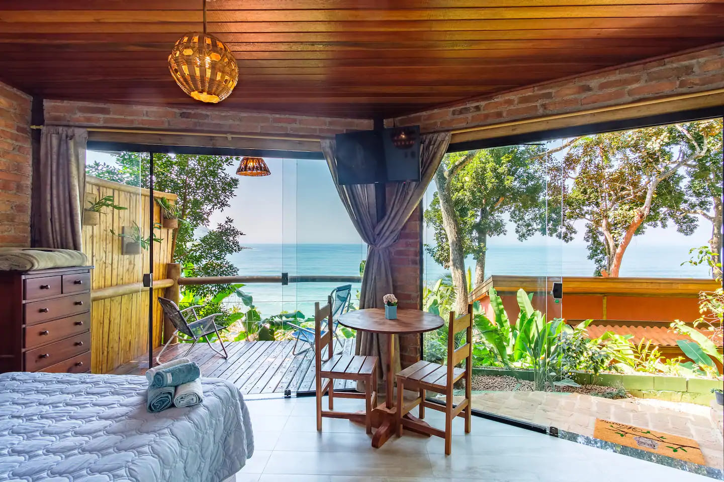 Airbnb em Ubatuba: 20 casas espetaculares até R$ 200 por pessoa 3 Airbnb em Ubatuba - Chalé Manacá