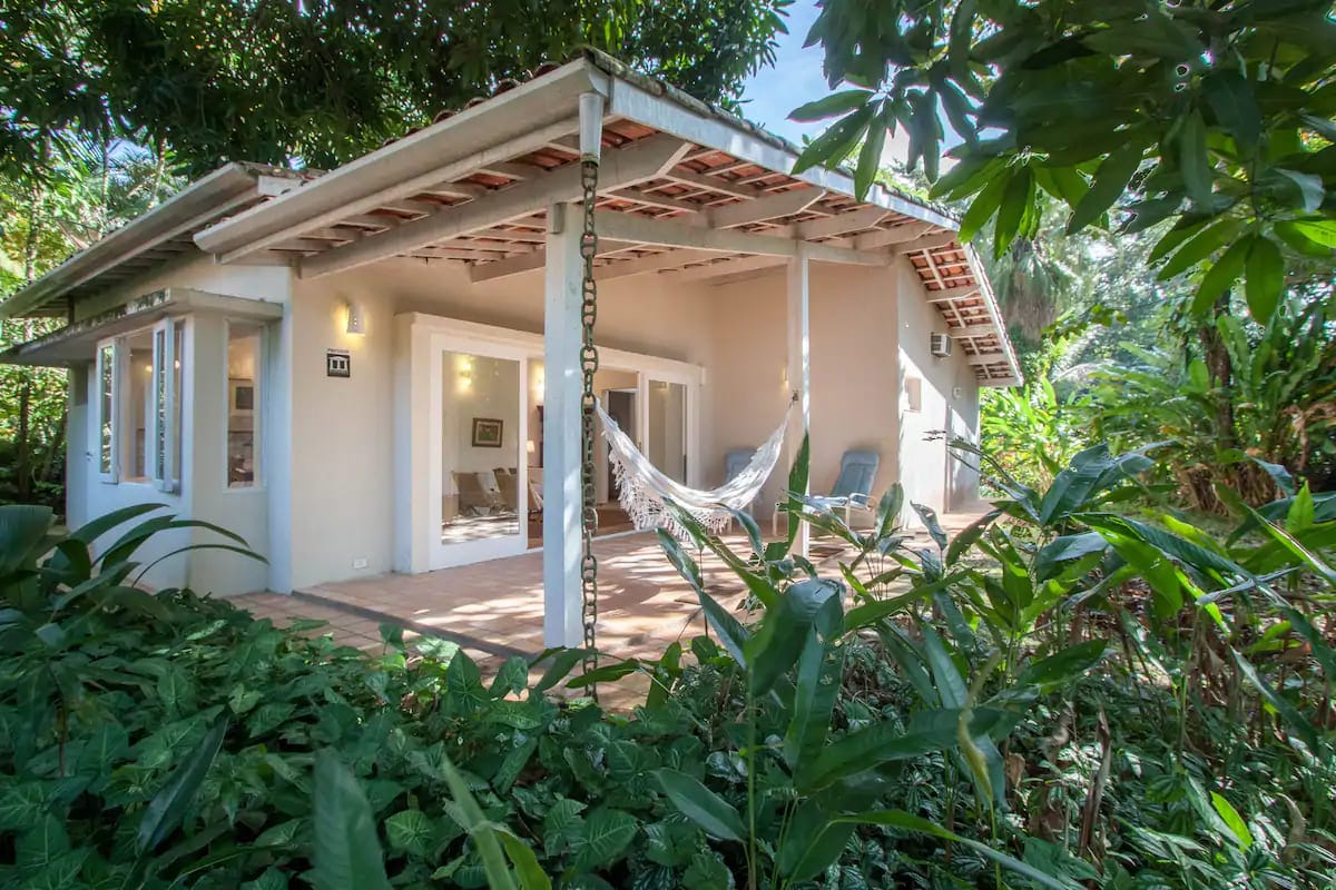 Airbnb em Ubatuba: 20 casas espetaculares até R$ 200 por pessoa 6 Airbnb em Ubatuba - Casa na Praia da Fortaleza