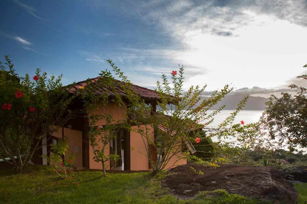Airbnb em Ilhabela: 19 casas de cinema até R$ 200 por pessoa 9 airbnb ilhabela - Bangalô com linda vista