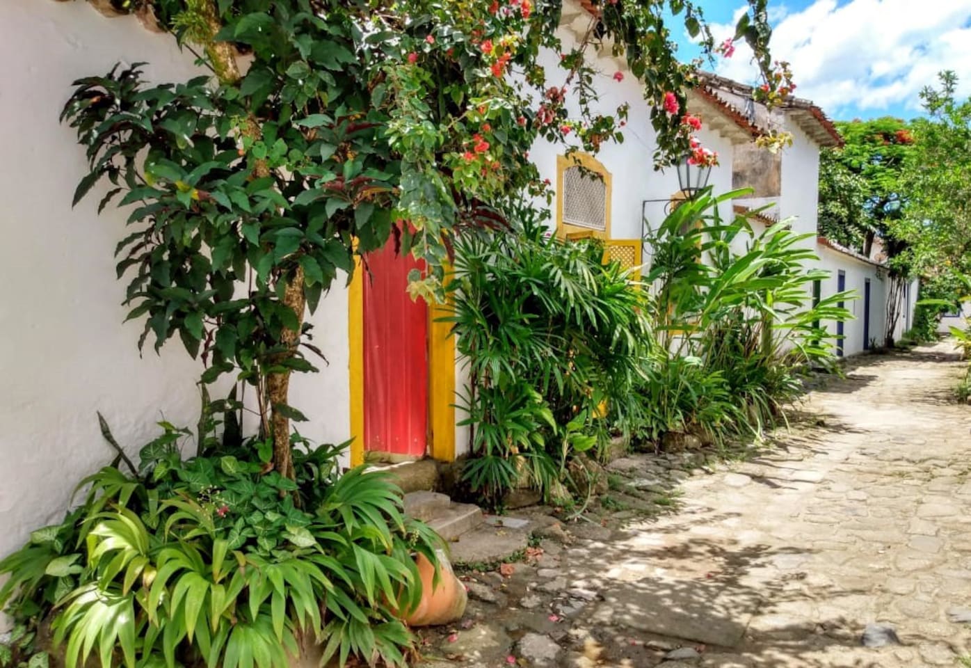 Airbnb em Paraty: Casas imperdíveis de até R$ 200 por pessoa 4 Airbnb em Paraty - Bela casa rústica no centro histórico