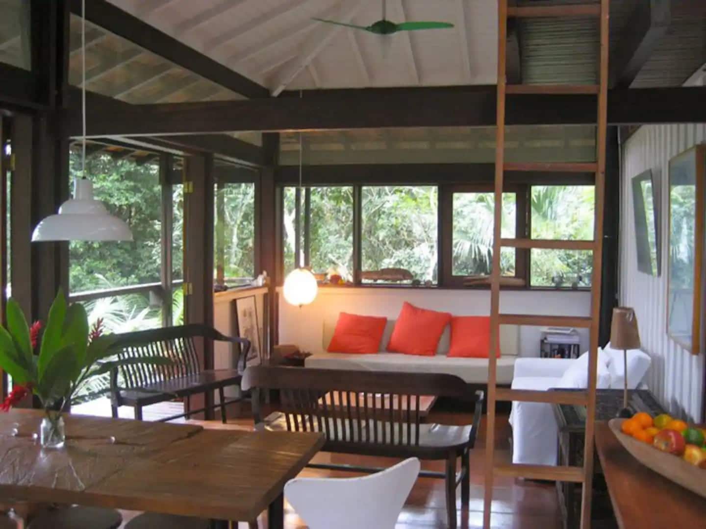 Airbnb São Sebastião: 10 opções num dos mais belos destinos do litoral norte de SP 2 Airbnb em São Sebastião: Praia de Camburi na Mata Atlântica 1 suite/lareira