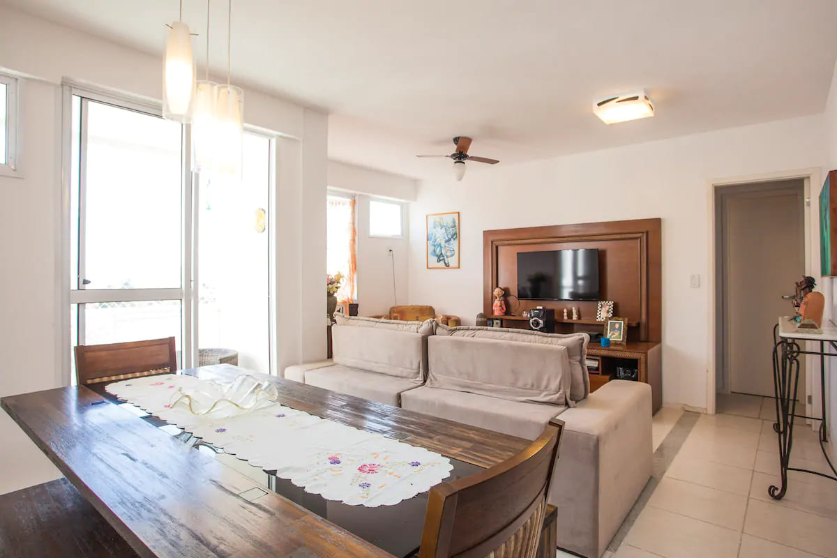Airbnb em Cabo Frio: Apartamentos de até R$ 100 por pessoa e muito + 9 Airbnb em Cabo Frio - Cobertura na Praia das Dunas