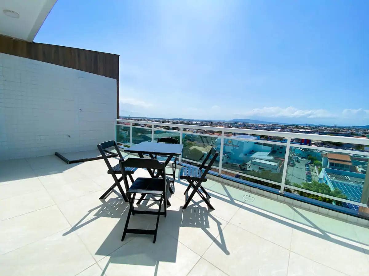 Airbnb em Cabo Frio: Apartamentos de até R$ 100 por pessoa e muito + 4 Airbnb em Cabo Frio - Cobertura Duplex com 2 suítes e 1 quarto