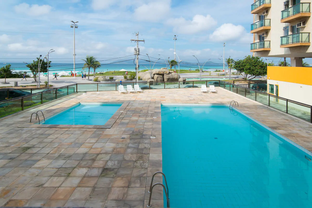 Airbnb em Cabo Frio: Apartamentos de até R$ 100 por pessoa e muito + 10 Airbnb em Cabo Frio - Apartamento Pé na areia para 7 pessoas