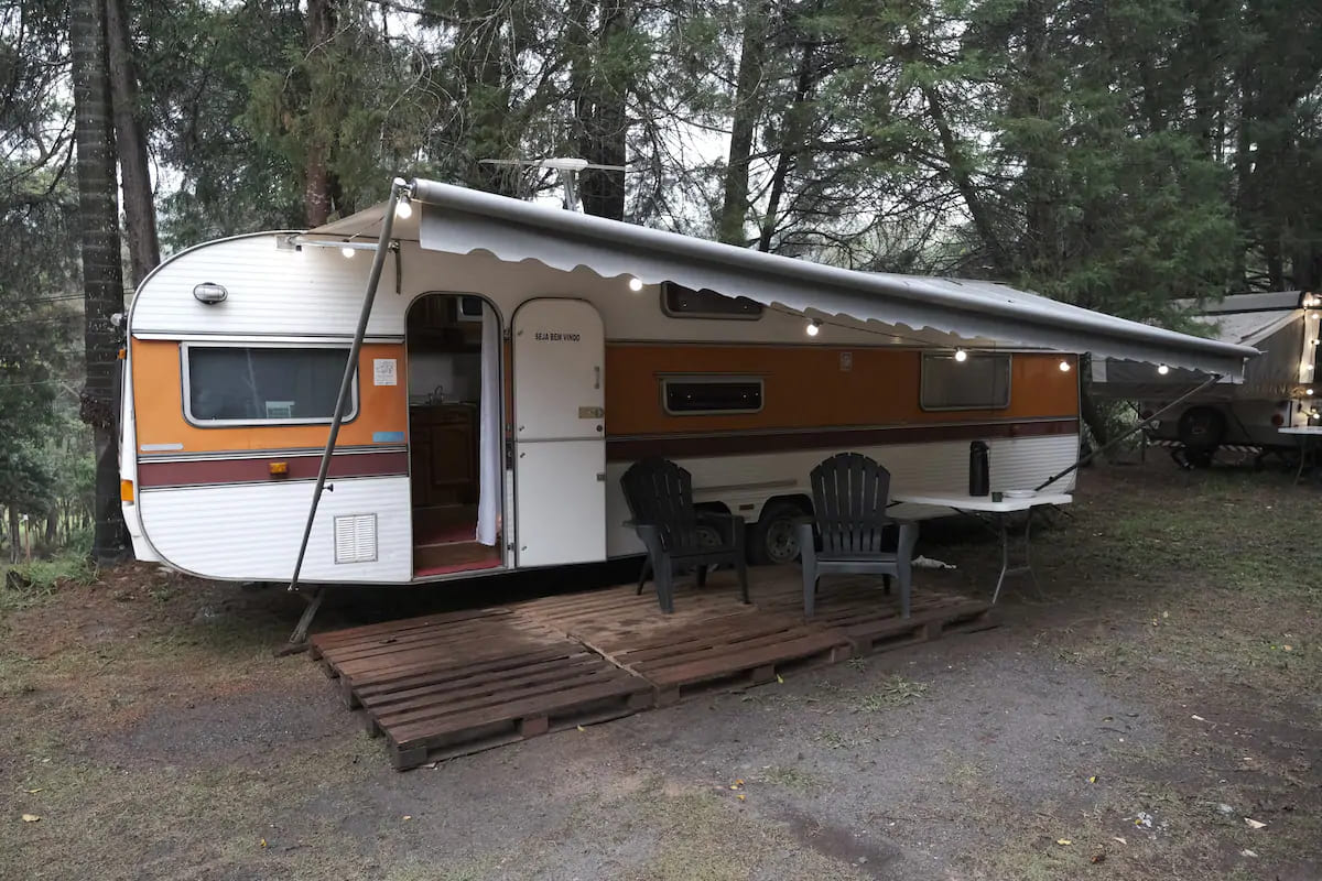 Fazenda orgânica oferece barraca na árvore, trailers e "Man cave" perto de SP 3 Airbnb: Trailer Clássico dentro de uma Fazenda