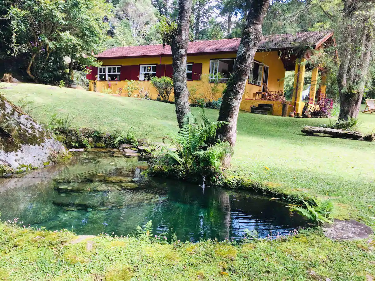 Airbnb em Gonçalves-MG: Sítio com poço de água verde esmeralda, trilhas e cachoeiras 1 Aibnb em Gonçalves-MG - Sítio Uirapurú - rio, cachoeiras, trilhas e matas