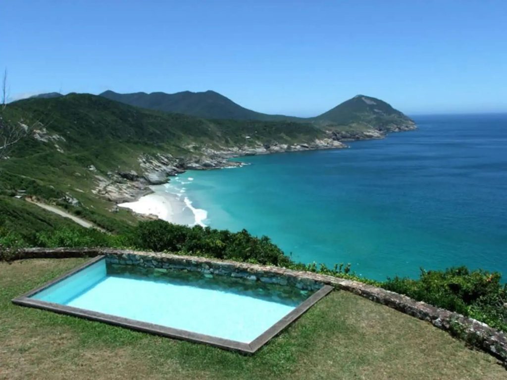 A casa com piscina com a melhor vista de Arraial do Cabo