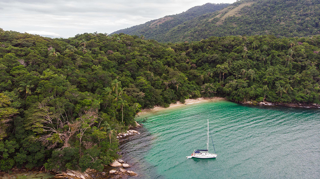 Ilha Grande: Uma cabana na floresta a 70m da praia 2 Praia de Grumixama, uma das inúmeras belas praias da Ilha Grande. É válido lembrar que na ilha não há carros e você poderá fazer os passeios a pé ou de barco. Há vários receptivos oferecendo os serviços | Foto: Rogério Cassimiro/MTur.