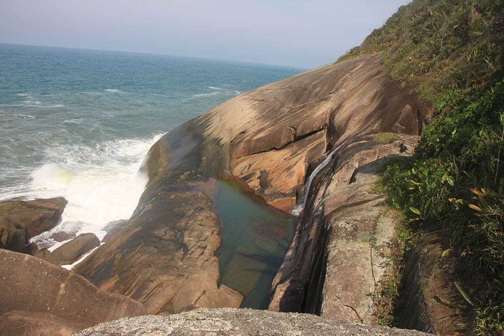 Lugares para viajar no Rio de Janeiro - Cachoeira do Saco Bravo - Paraty | Foto: Julien Bonnardel (CC BY-SA 3.0)