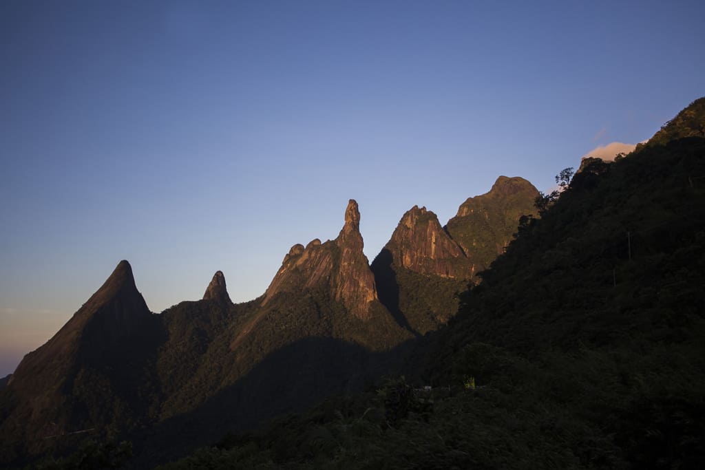  Lugares para viajar no Rio de Janeiro - Dedo de Deus é um dos cartões-postais da região | Foto: Bruna Prado/Mtur.