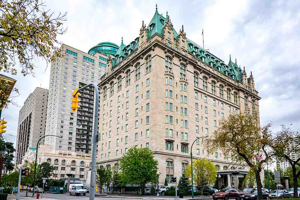 1024px FORT GARRY HOTEL NATIONAL HISTORIC SITE OF CANADA 01