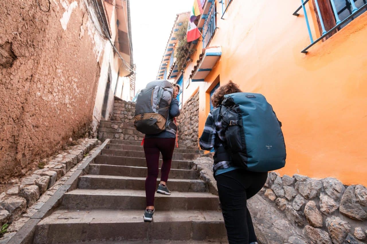 Viajantes estão preferindo usar "mochilas de mão" ou "mochilas de cabine" que possuem capacidade entre 35 e 45 litros e são chamadas de  "Carry On backpacks" ou "Cabin Backpacks" .