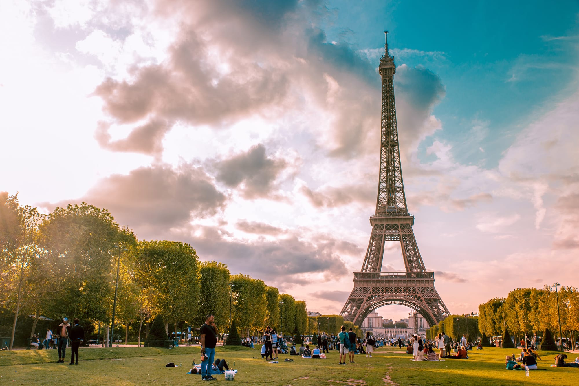 Entrar na França: na imagem, área do Parc du Champ-de-Mars em Paris | Foto: Il Vagabiondo/Unsplash.