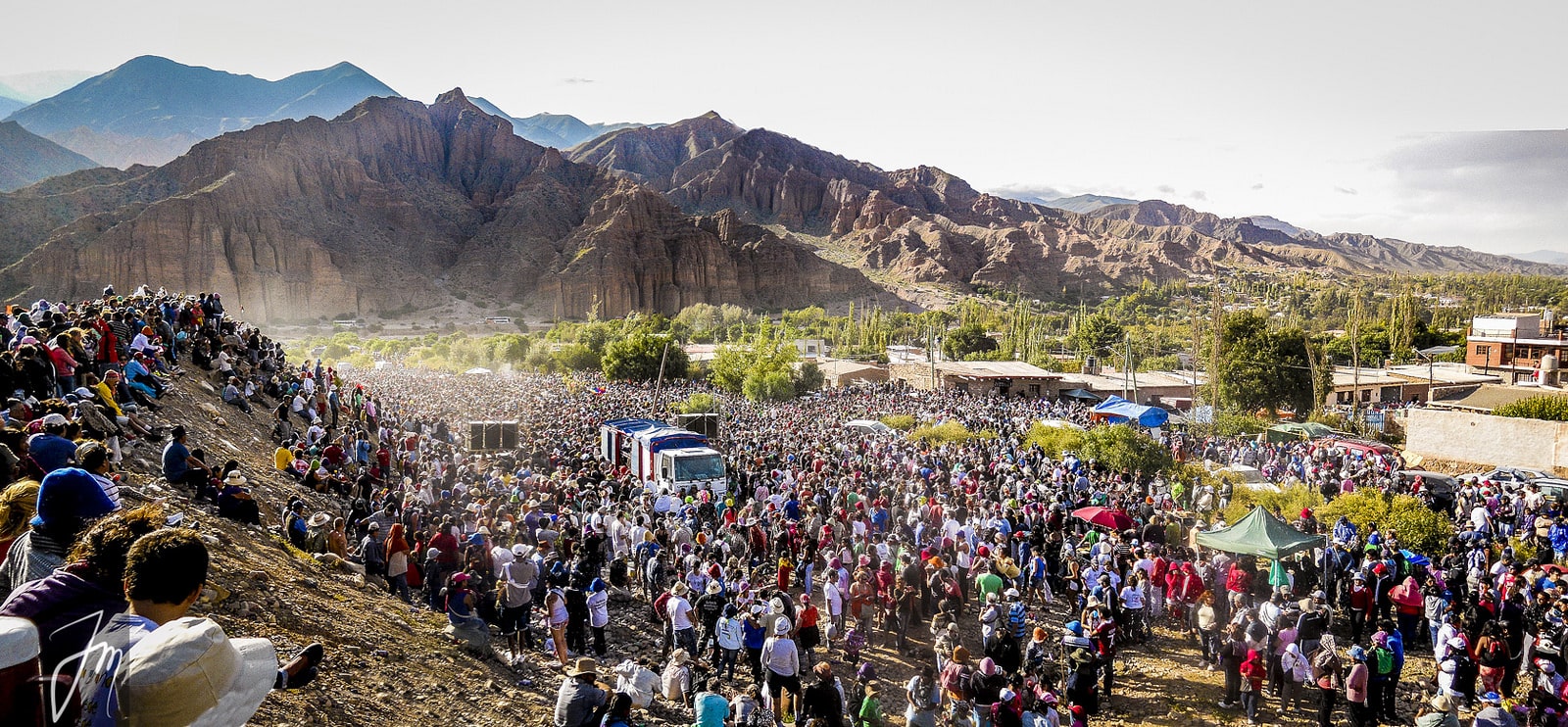 Norte da Argentina em Fevereiro:  Multidão comemorando o carnaval em Tilcara - Foto de ChangoJuan / CC BY-SA 4.0