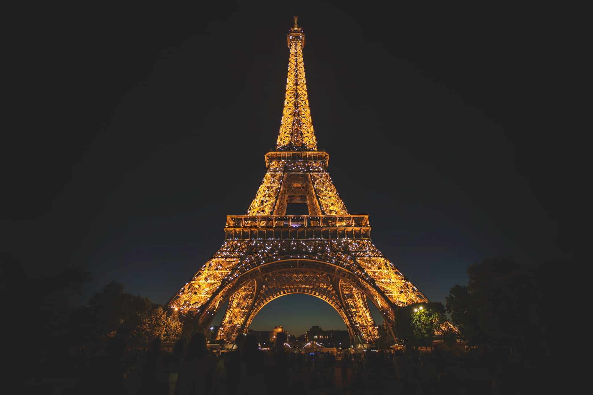 Seguro Viagem França: Na imagem a Torre Eiffel - Foto de Foto de Stephen Leonardi na Unsplash