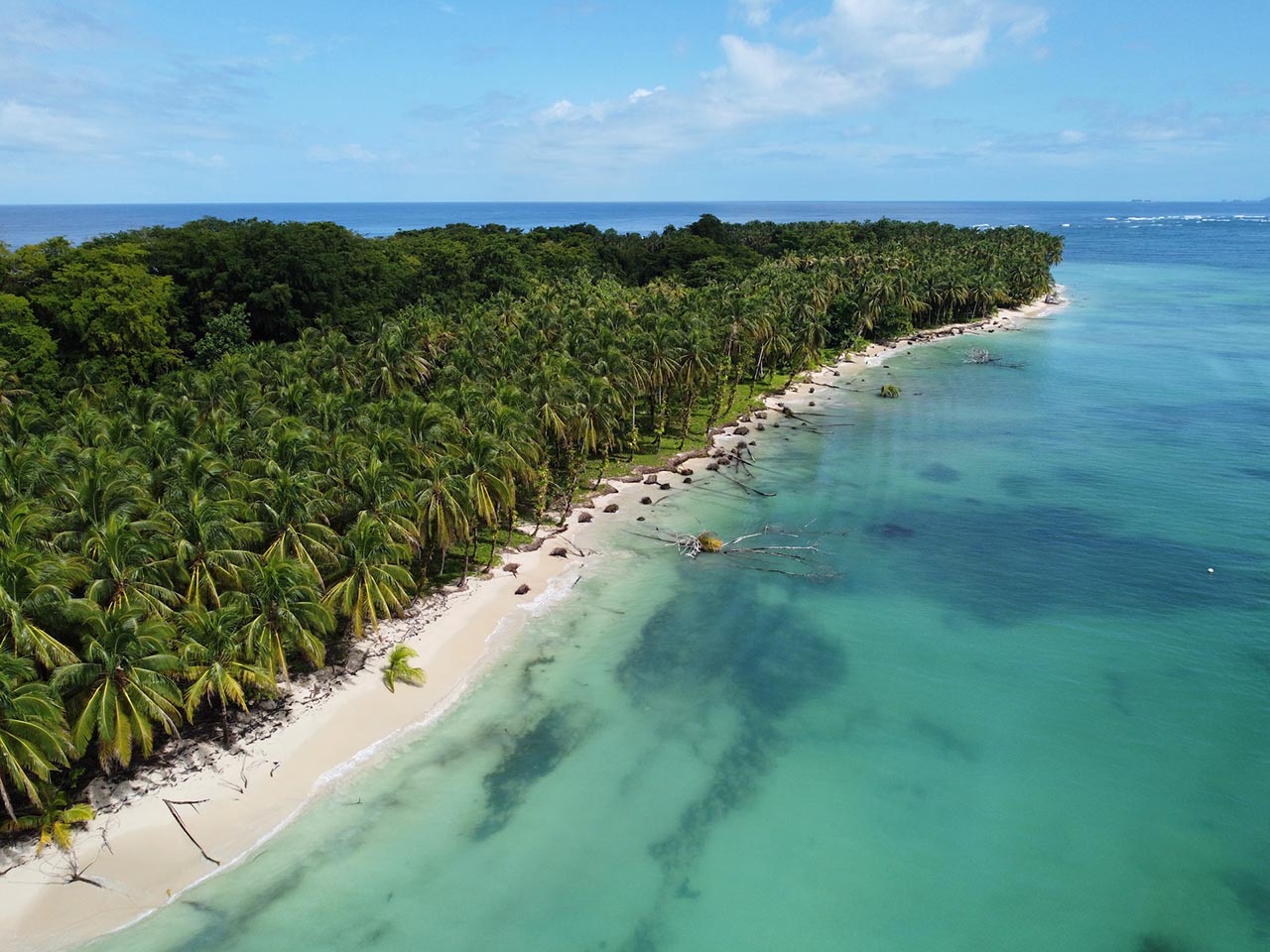 Seguro Viagem Panamá - Na imagem em destaque os Cayos Zapatilla e Isla Bastimentos, no arquipélago de Bocas del Toro, Panamá