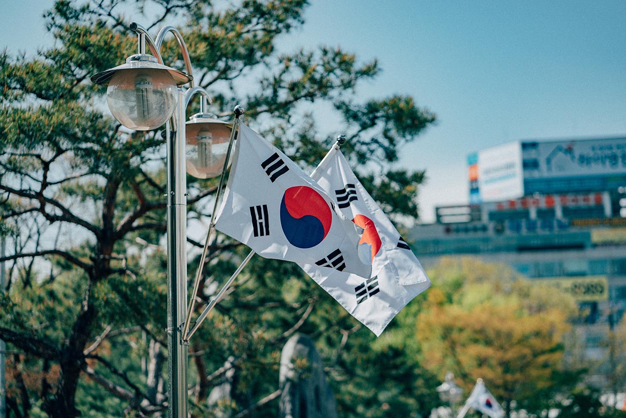 Seguro Viagem Coréia do Sul - Na imagem em destaque, bandeiras da Coréia do Sul em Bucheon - Foto de Daniel Bernard / Unsplash