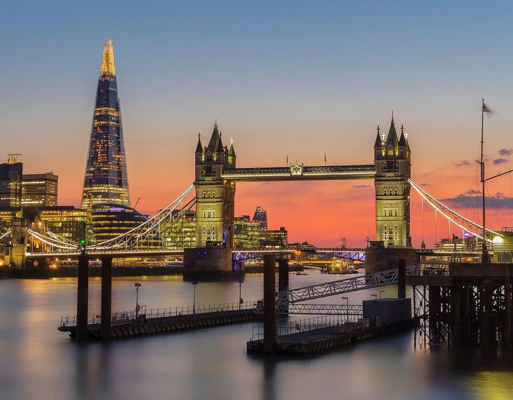 Seguro Viagem Inglaterra - Na foto o pôr-do-sol na Tower Bridge em Londres, Inglaterra - Foto de David Monaghan / Unsplash