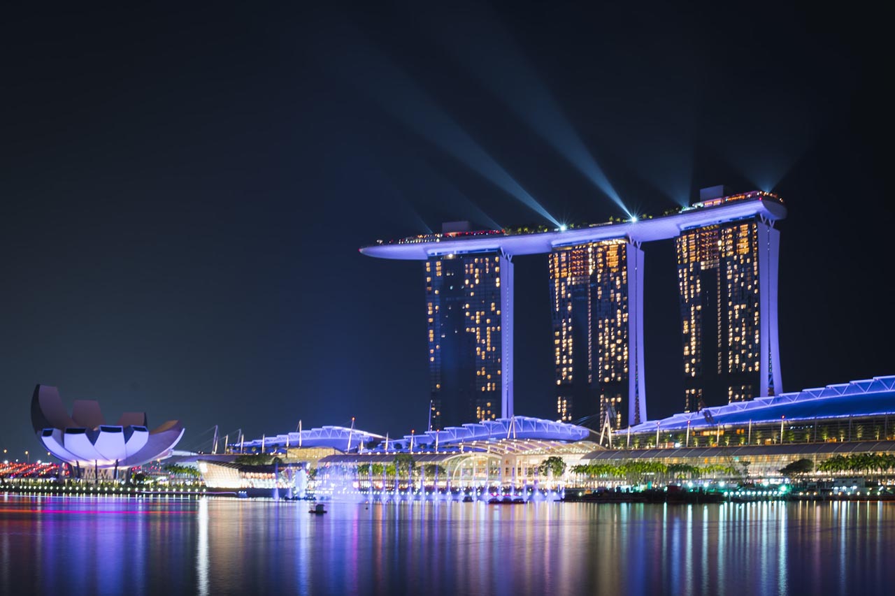 Seguro Viagem Singapura - Na imagem em destaque a Marina Bay Sands em Singapura - Foto de Jack Brind / Unsplash
