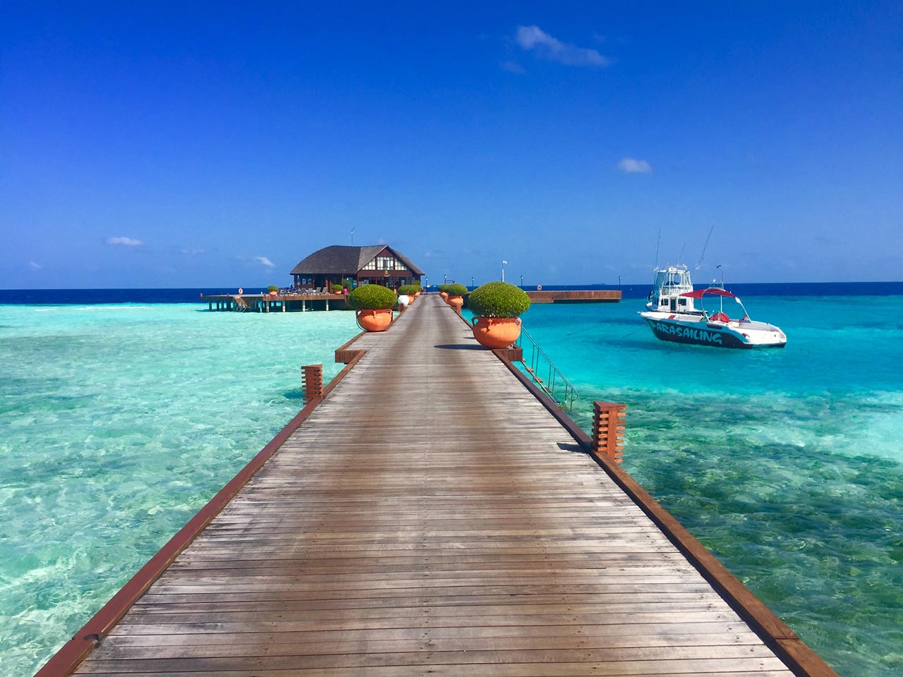 Seguro Viagem Maldivas - Na imagem em destaque, a Ilha Olhuveli nas Maldivas - Foto de Jennvmy_ / Unsplash