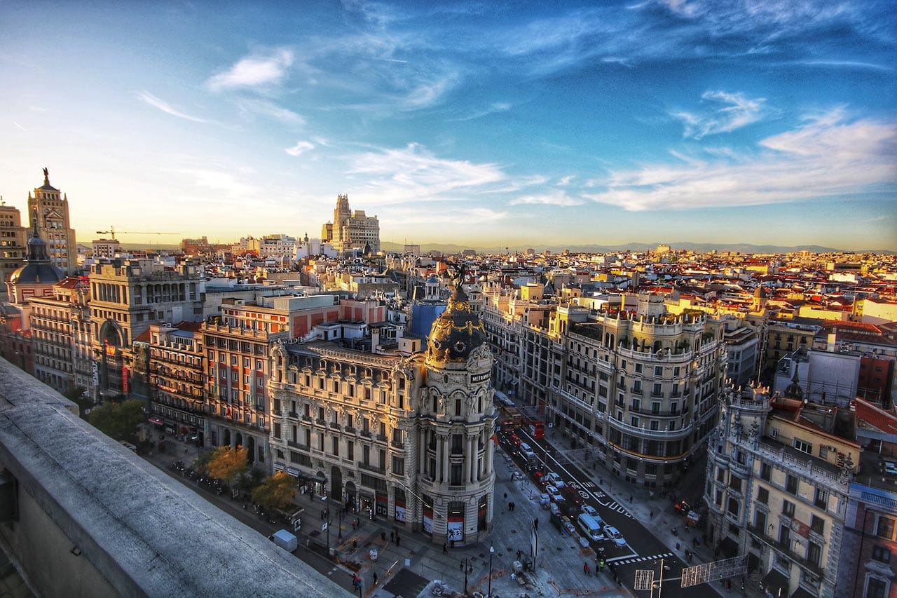Seguro Viagem Espanha - Na foto, o Edificio Metropoli, Gran vía - Madrid, Spain, Madrid, Espanha - Foto de Jorge Fernández Salas / Unsplash
