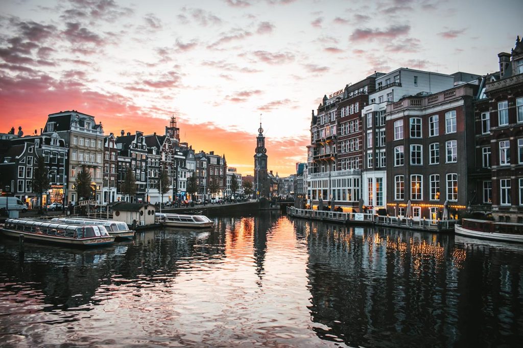 Seguro Viagem Holanda - Na imagem, Amsterdam. Foto de Max van den Oetelaar / Unsplash