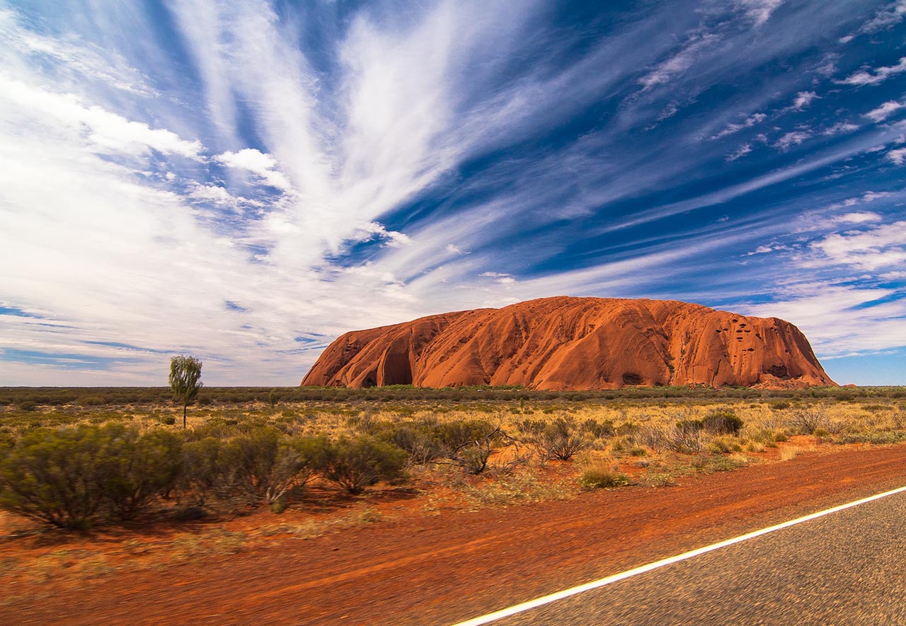 Seguro Viagem Austrália - Na imagem em destaque, o munumento natural Uluru, em Petermann na Australia - Foto de Photoholgic / Unsplash
