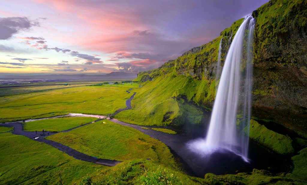 Seguro Viagem Islândia - Na foto a Cachoeira Seljalandsfoss na Islândia. Foto de Robert Lukeman / Unsplash