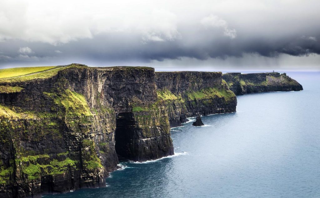 Seguro Viagem Irlanda. Na imagem, as Cliffs of Moher em County Clare, Irlanda - Foto de Saad Chaudhry / Unsplash