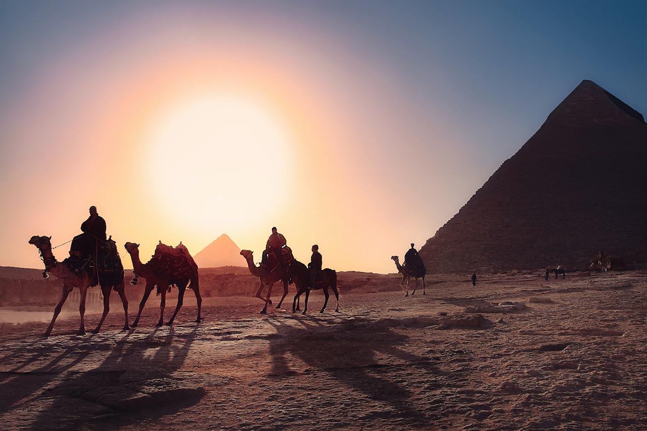 Seguro Viagem Egito - Na imagem em destaque as pirâmides de Gizé no Egito - Foto de Simon Berger / Unsplash