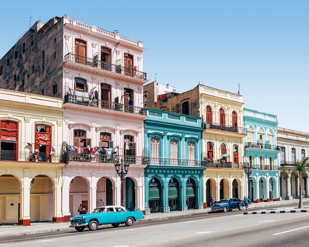 Na imagem em destaque, carros antigos nas ruas de Havana, Cuba - Foto de Spencer Everett / Unsplash