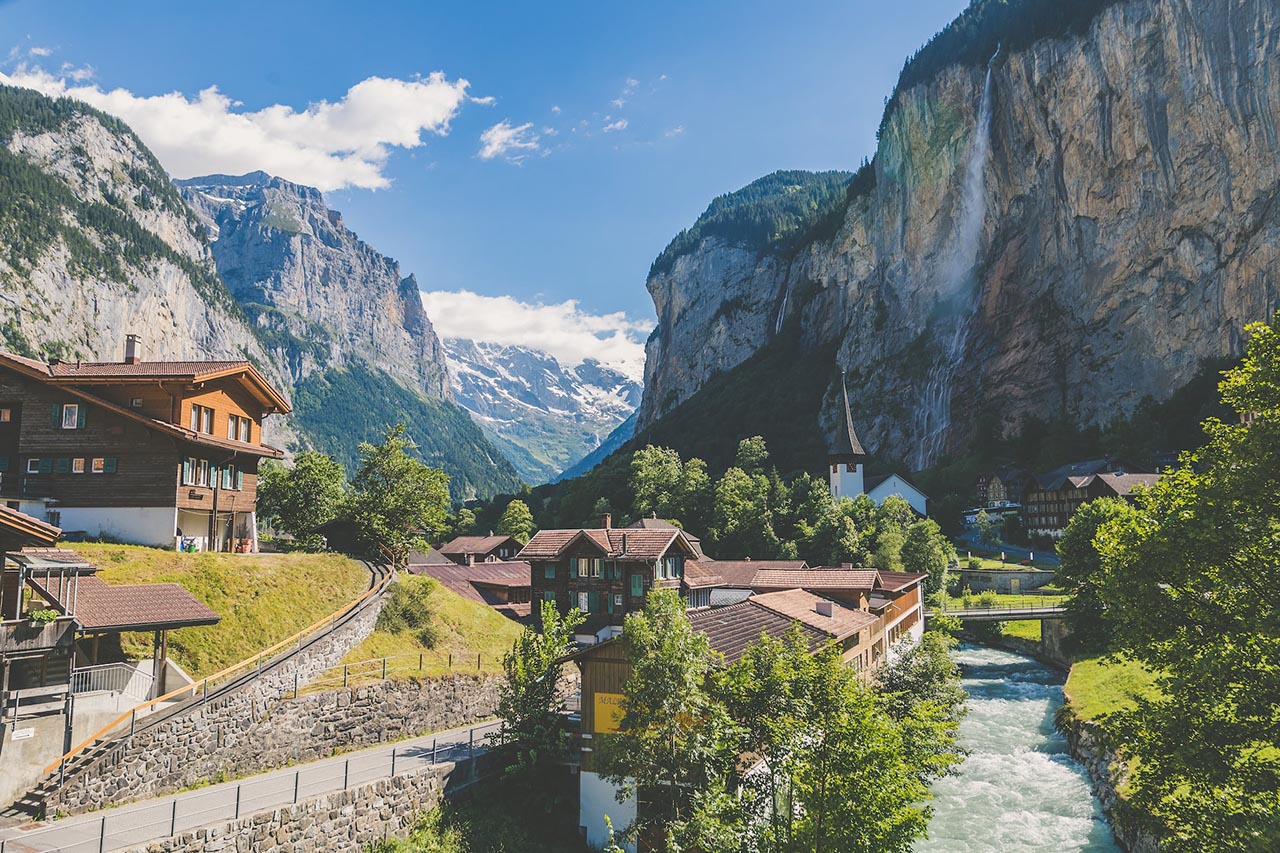 Seguro Viagem Suíça - Na imagem, a vila de Lauterbrunnen na Suíça.- Foto de Tim Trad na Unsplash
