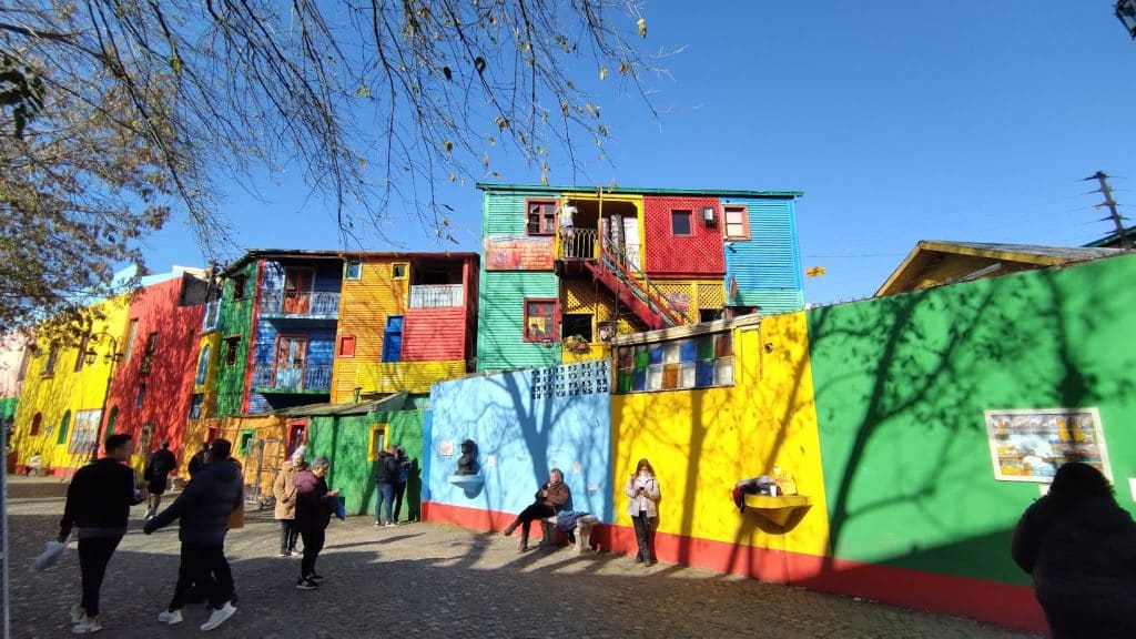 As casas de cores vibrantes do El Caminito em Buenos Aires - Foto: Silnei L Andrade / Mochileiros.com