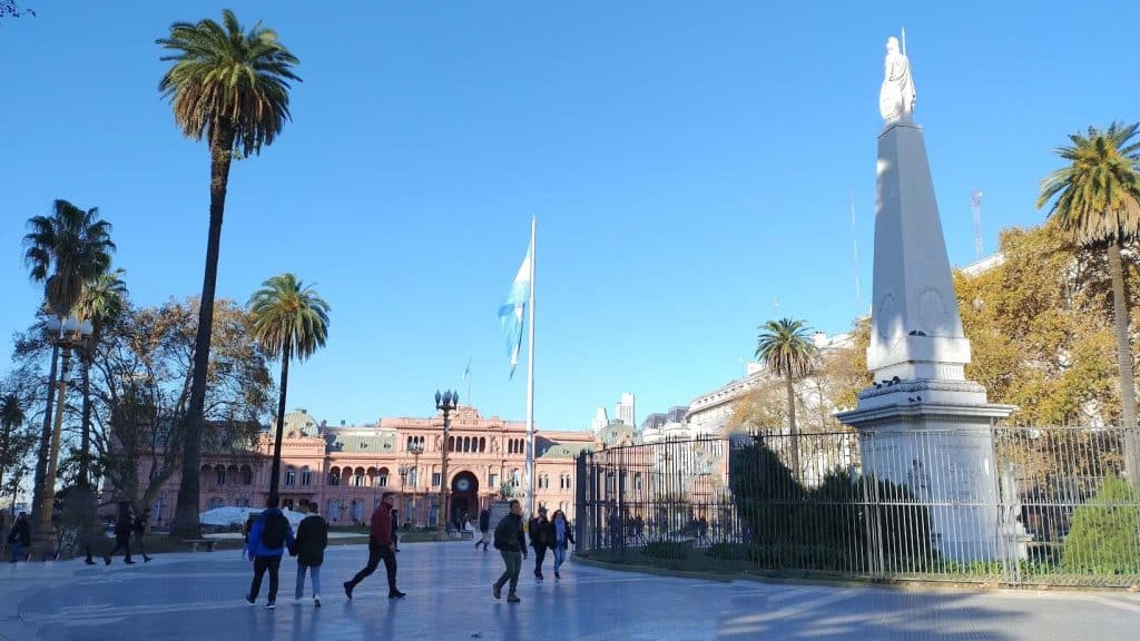 Onde Ficar em Buenos Aires: Região da Plaza de Mayo e ao fundo a Casa Rosada no bairro de Monserrat, região do microcentro