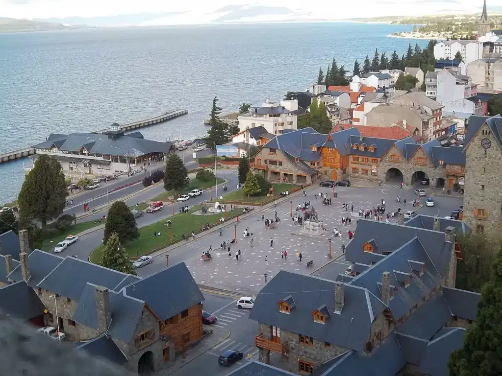 Argentina em Novembro - Centro Cívico e Puerto San Carlos próximo ao Lago Nahuel Huapi em San Carlos de Bariloche. - Foto: Dario Alpern / Wikimedia Commons