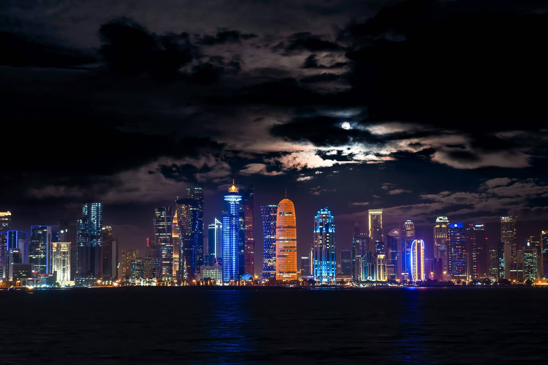 Entrar no Qatar: Documentos, Requisitos e Visto (2024) Na imagem em destaque do post, a skylinbe de Doha no Qatar - Foto de Akbar Nemati na Unsplash