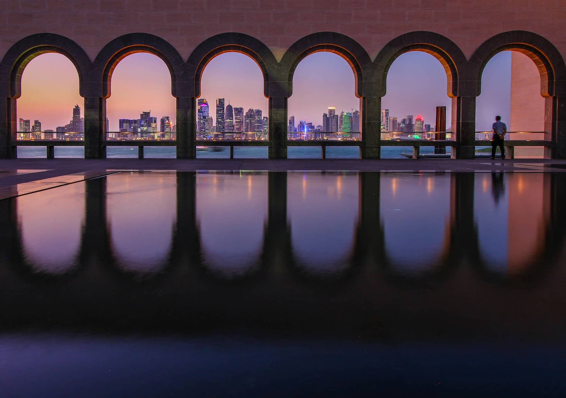 Seguro Viagem Qatar: Os mais econômicos de 2024 Na foto em destaque o Museu da Arte Islâmica em Doha, no Qatar - Foto de Florian Wehde na Unsplash
